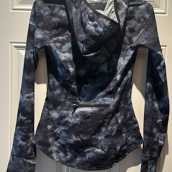 Lululemon Spring/Rain Jacket - LIKE NEW - Picture 2 of 4